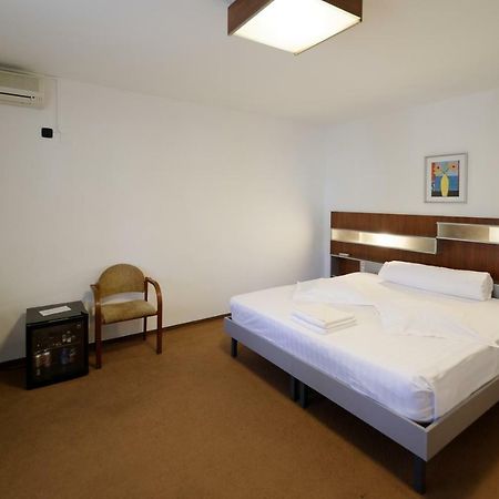 Hotel Vila Rosa Kluż-Napoka Zewnętrze zdjęcie