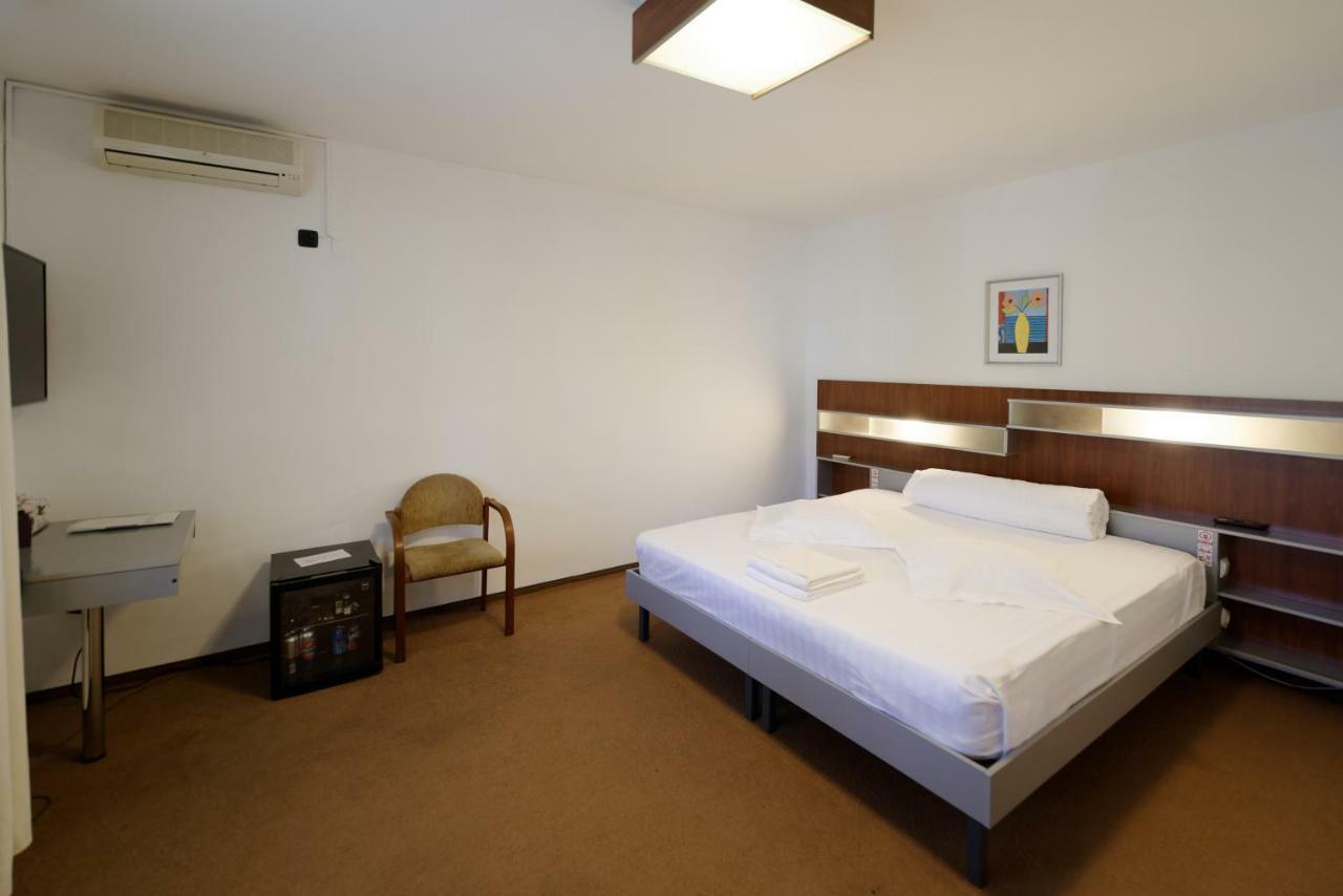 Hotel Vila Rosa Kluż-Napoka Zewnętrze zdjęcie